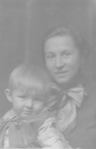 Lars-Gustaf with his mother Inez (Isse).
